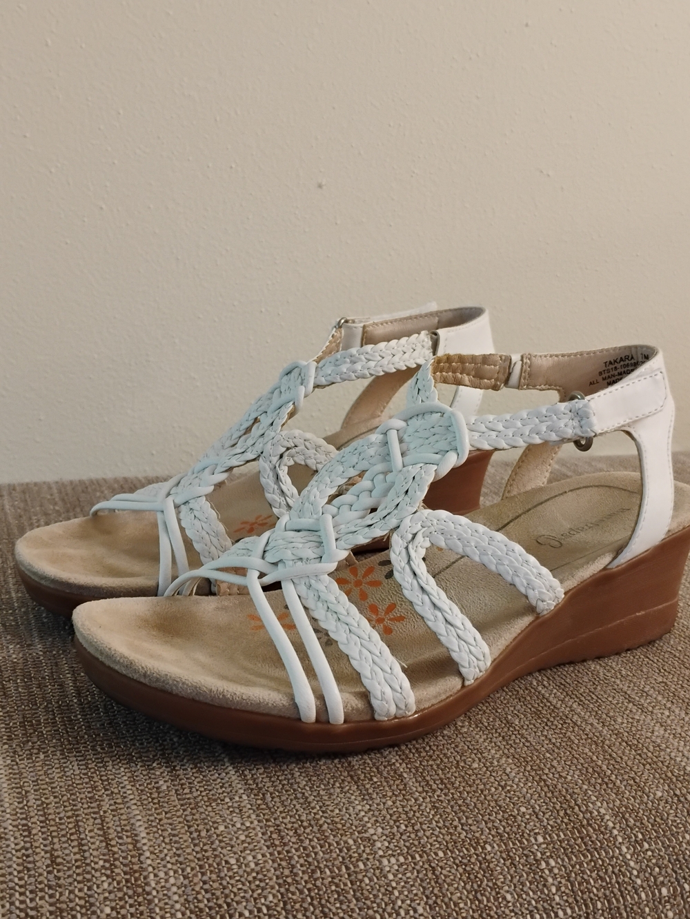 Baretraps Takara 7M White Wedge Sandals